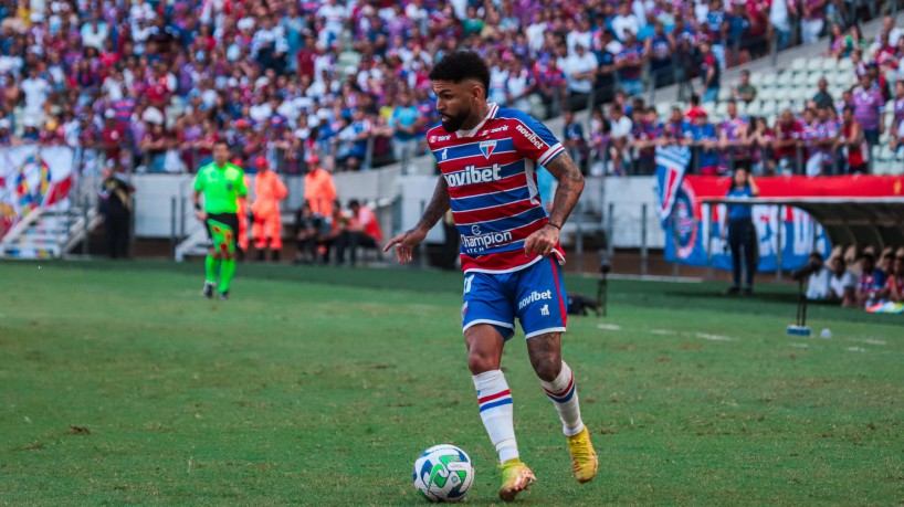 Atacante Romarinho no jogo Fortaleza x Bahia, na Arena Castelão, pelo Campeonato Brasileiro Série A 2023