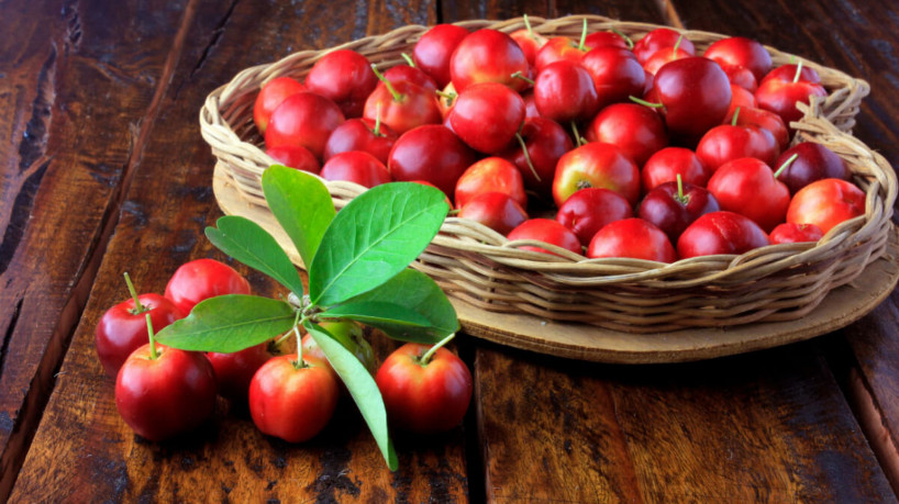 A acerola é uma excelente fonte de vitamina C (Imagem: Adao | Shutterstock)