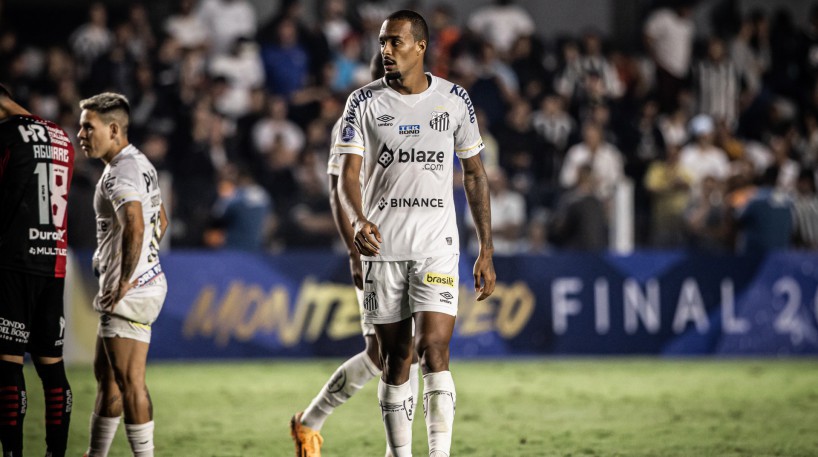 Zagueiro Luiz Felipe no jogo Santos x Newell's Old Boys, na Vila Belmiro, pela Copa Sul-Americana 2023