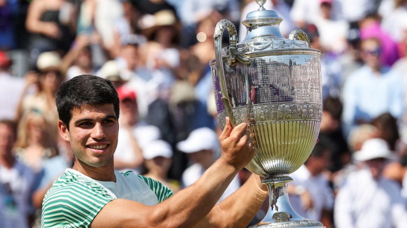 Carlos Alcaraz comemora título do ATP 500 de Queen's
