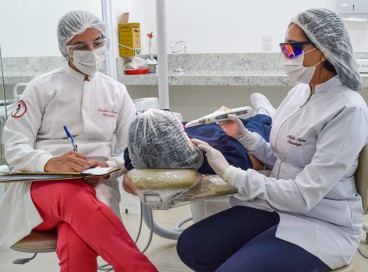 Os atendimentos são executados por professores e alunos do curso de Odontologia da UniAteneu que estão entre o 5º ao 10º semestres 