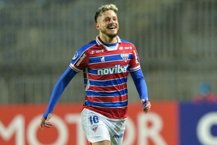 O meio-campista Lucas Crispim, do Fortaleza, comemora após marcar na partida de volta da fase de grupos da Copa Sul-Americana entre o Chile Palestino e o Brasil Fortaleza, no estádio El Teninete, em Rancagua, Chile, em 27 de junho de 2023. (Foto: MARTIN BERNETTI / AFP)