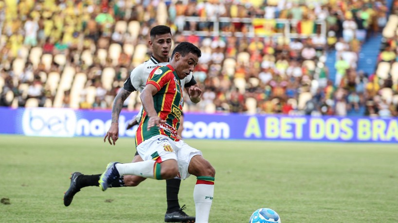 Zagueiro David Ricardo disputa lance no jogo Sampaio Corrêa x Ceará, no Castelão, pelo Campeonato Brasileiro Série B 2023