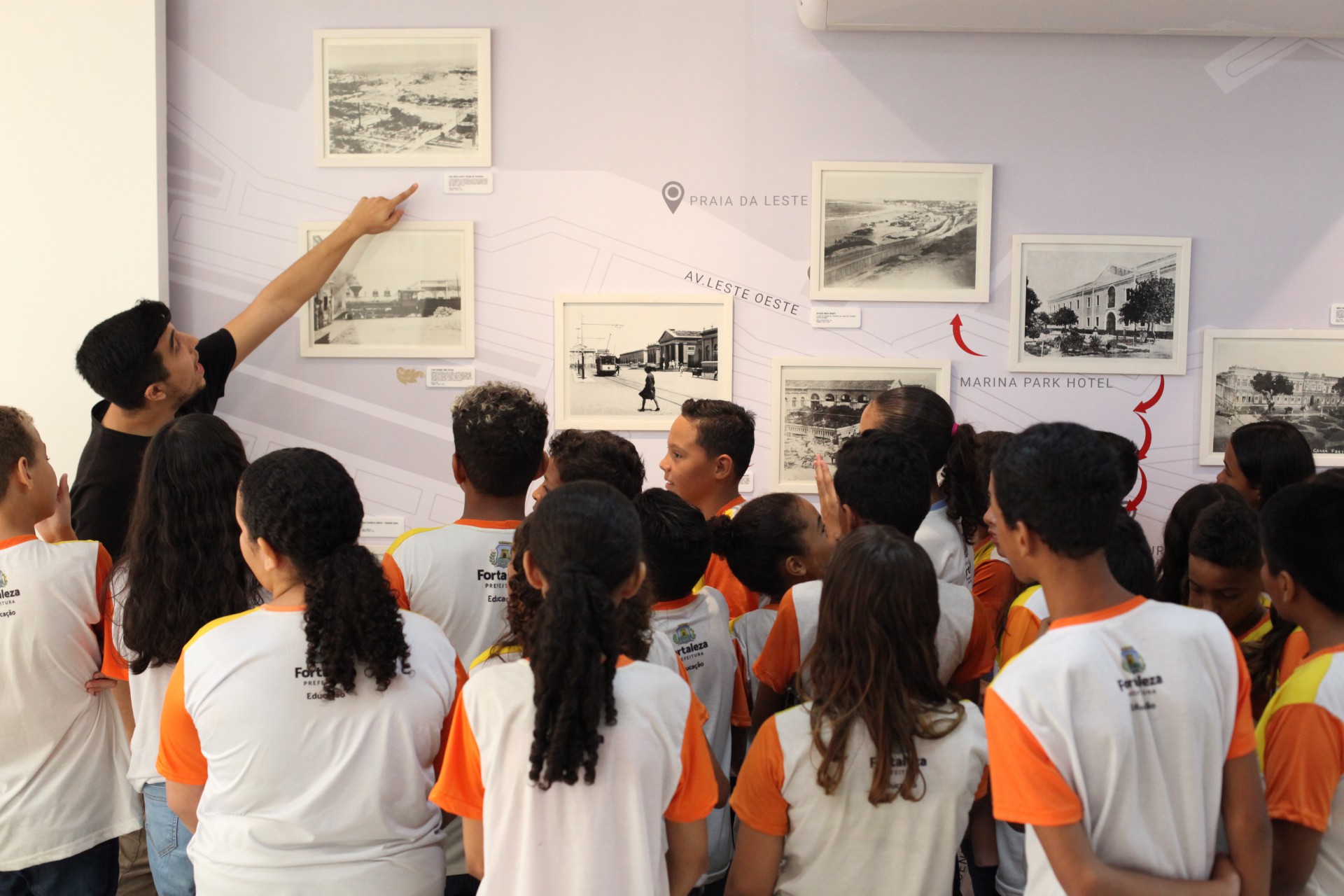 A exposição sobre a história de Fortaleza recebeu, na manhã desta terça-feira, 27, estudantes da Escola Municipal Godofredo de Castro Filho, no bairro Cais do Porto