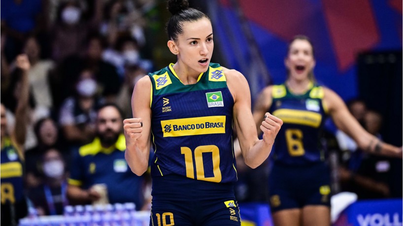 Gabi comemora no jogo Brasil x Itália pela Liga das Nações de vôlei feminino