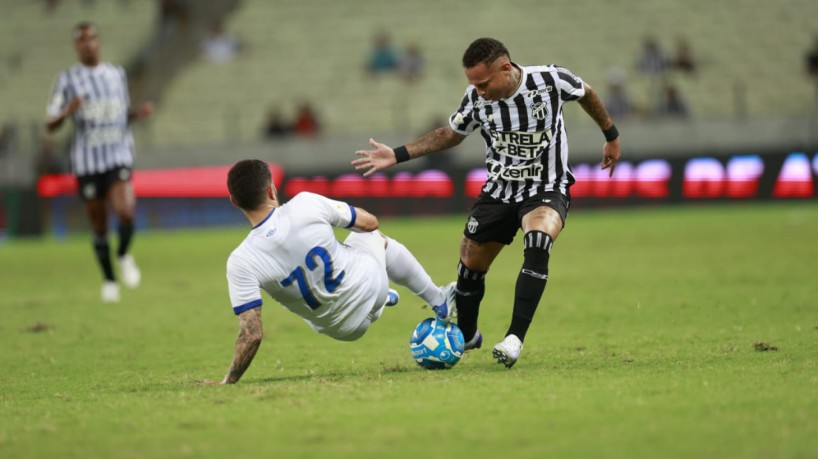 Janderson disputa lance no jogo Ceará x Avaí, no Castelão, pela Série B 2023