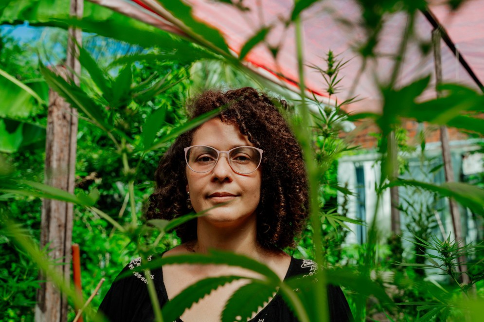 Ana Carla Basto obteve autoriza&ccedil;&atilde;o da justi&ccedil;a para fazer o autocultivo da maconha medicinal em casa(Foto: Julio Caesar/ O POVO)