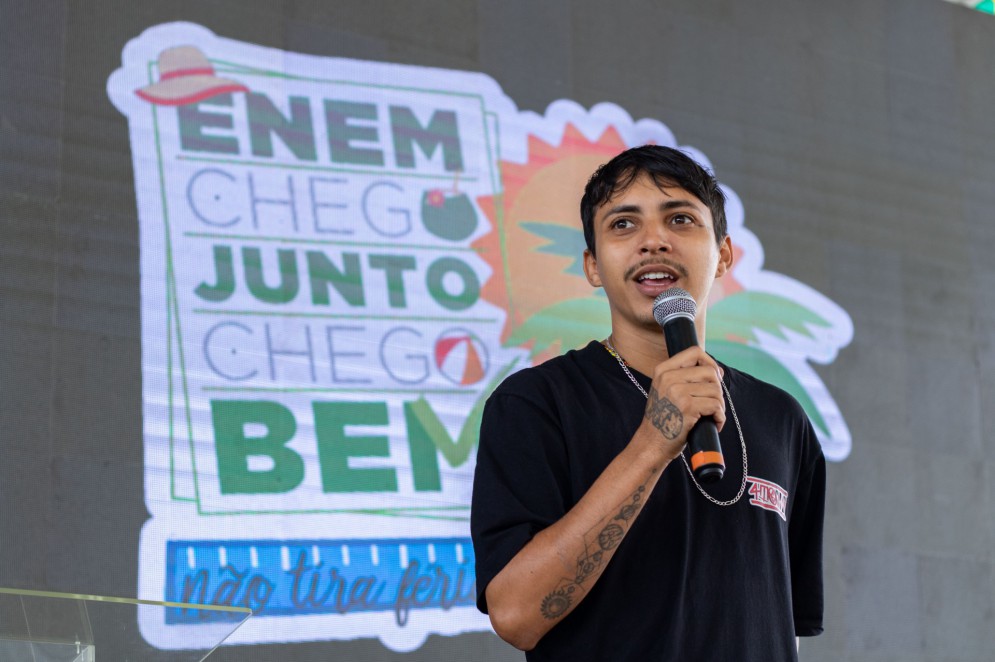 Desde 2009, Léo usa o humor e a cultura para amplificar pautas sociais(Foto: Samuel Setubal)