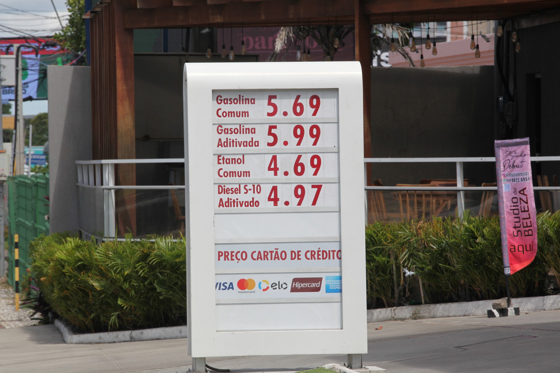 ￼ALTA dos impostos federais 
pressiona preços dos combustíveis (Foto: FÁBIO LIMA)