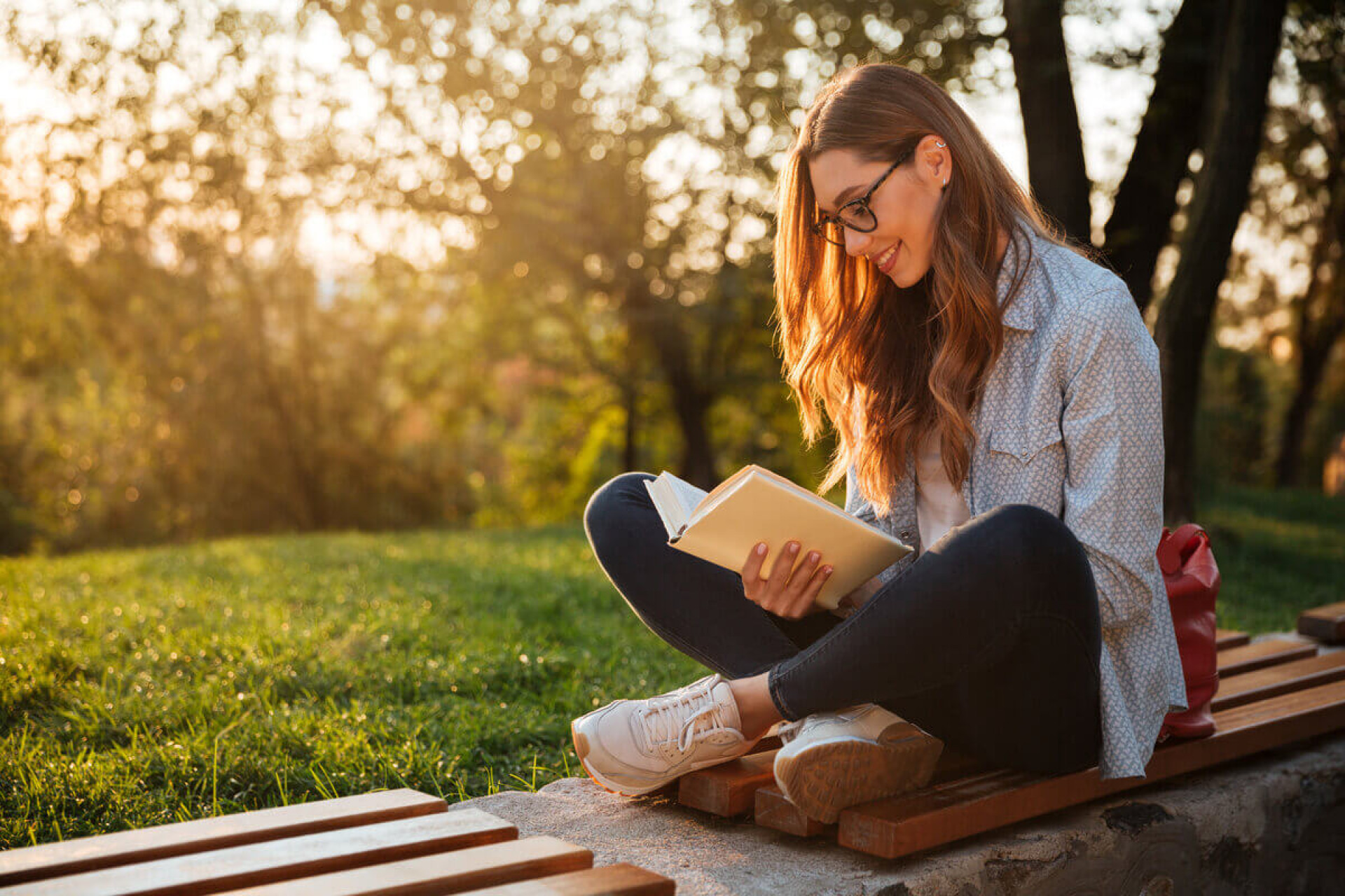 Ler ajuda a absorver novos conhecimentos (Imagem: Dean Drobot | Shutterstock) - Portal EdiCase