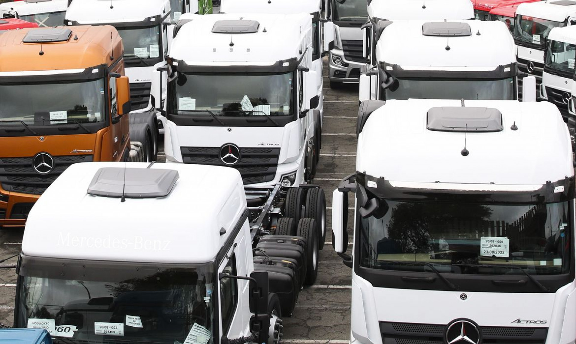 Dois modelos de caminh&atilde;o da Mercedes Benz, apareceram entre os mais vendidos no Cear&aacute; em setembro de 2024 (Foto: Rovena Rosa/Ag&ecirc;ncia Brasil)