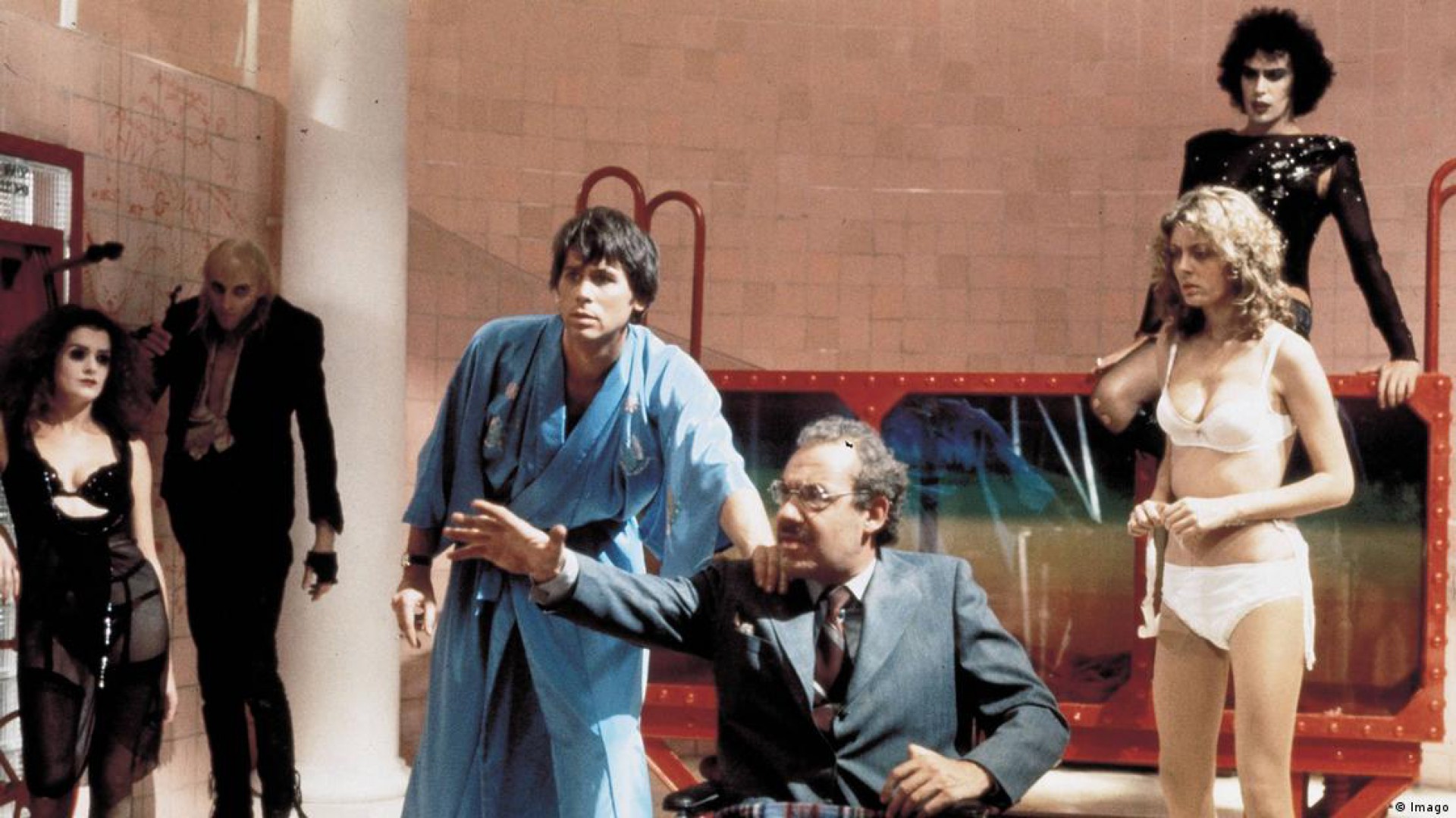 Susan Sarandon, Tim Curry e outros no set de filmagem em 1975