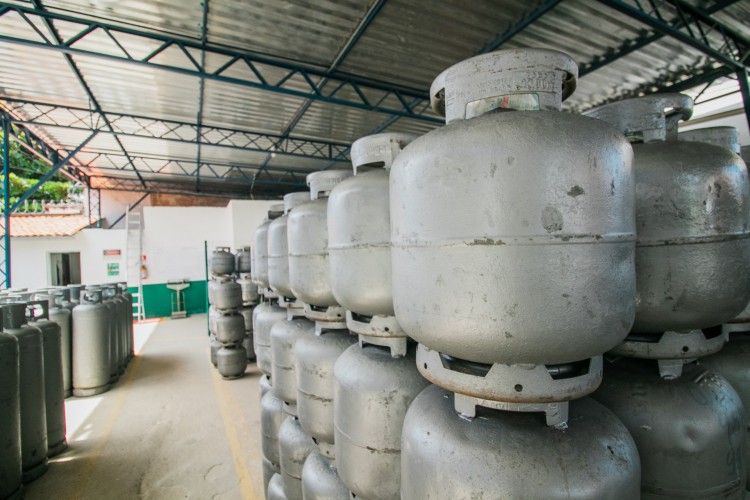 ￼GÁS do Povo leva gás de cozinha subsidiado para famílias de baixa renda e combate a dependência da lenha