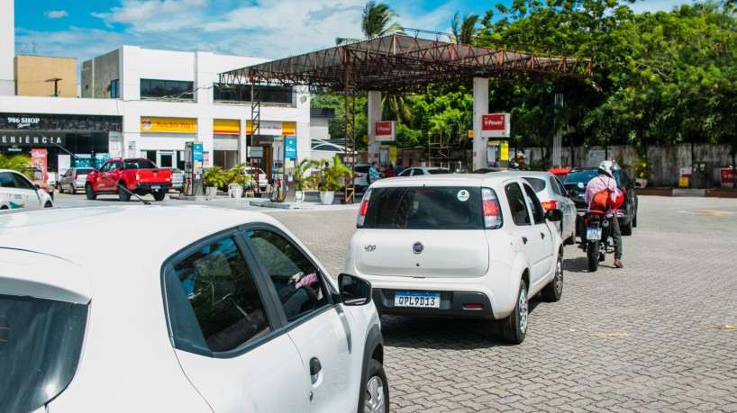 Postos que comercializavam gasolina a R$ 5,27 registraram fila por atendimento