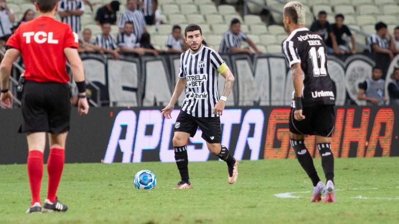Volante Richardson no jogo Ceará x Avaí, na Arena Castelão, pelo Campeonato Brasileiro Série B 2023