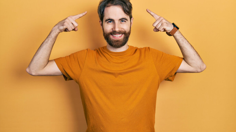 Dor de cabeça e enxaqueca apresentam sintomas semelhantes (Imagem: Krakenimages.com | Shutterstock)