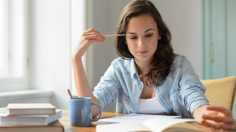 Os vícios de linguagem podem ocorrer por vários motivos (Imagem: baranq | Shutterstock)