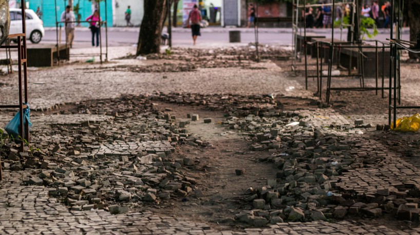 ￼BURACOS no chão dificultam caminhada na Praça da Lagoinha