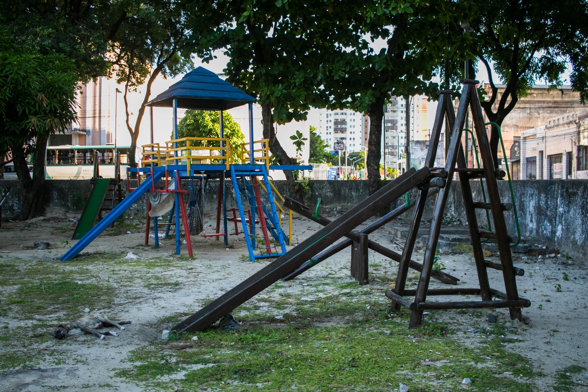 Rede foi montada em brinquedo infantil da Praça Clóvis Beviláqua