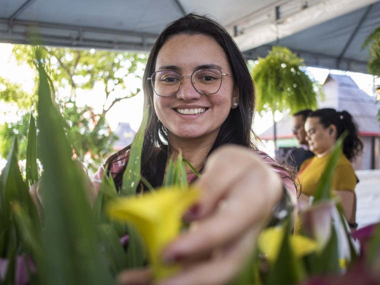 FORTALEZA, CEARÁ, BRASIL, 04-07-2023: Festival de Flores de Holambra, no Centro de Fortaleza. (Foto: Fernanda Barros/ O Povo)