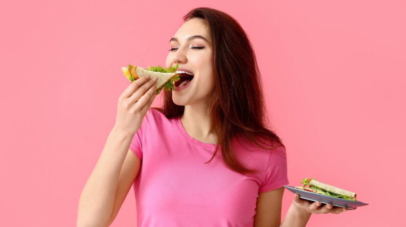 Fome descontrolada pode ser causada por fatores emocionais e nutricionais (Imagem:  Pixel-Shot | Shutterstock)