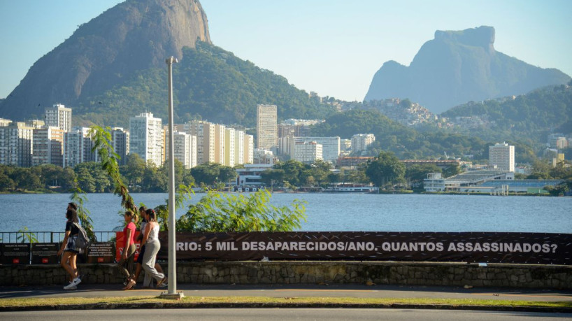 RIO DE JANEIRO (RJ), 06/07/2023 - ONG Rio de Paz questiona o governo do estado sobre os desaparecidos no Rio de Janeiro em faixa instalada na Lagoa Rodrigo de Freitas, na zona sul da capital fluminense. Foto: Tomaz Silva/Agência Brasil