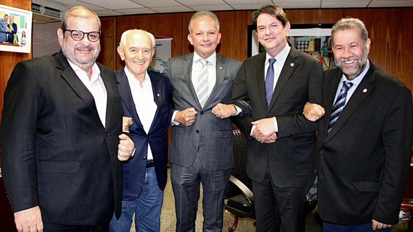 Cid e André de braços dados com dirigentes do PDT após reunião que gerou acordo