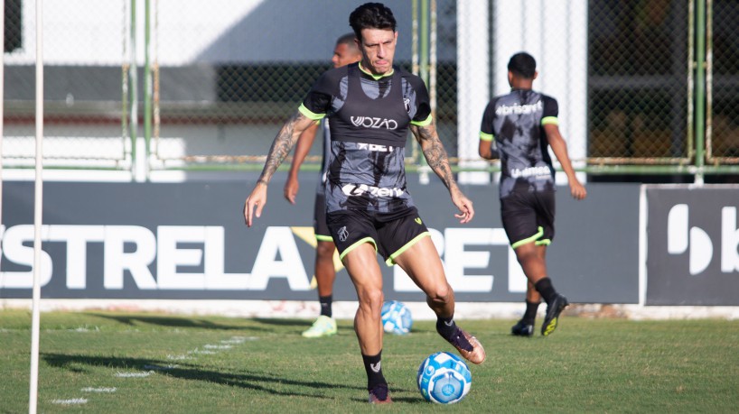 Meia Jean Carlos em treino do Ceará no estádio Carlos de Alencar Pinto, em Porangabuçu