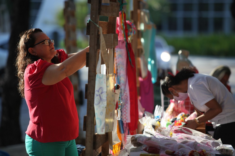 Relação entre cooperativismo e artesãos baseia-se na união para fortalecer o trabalho, a visibilidade e a renda, promovendo o desenvolvimento econômico e social através da colaboração. As cooperativas oferecem acesso a novos mercados, organização, profissionalização e defesa de direitos, transformando o artesão em empresário e o artesanato em negócio(Foto: FÁBIO LIMA)