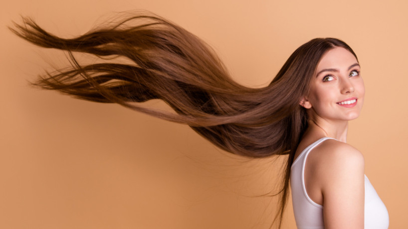 Ácido é tão prejudicial aos fios quanto o formol (Imagem: Roman Samborskyi | Shutterstock)