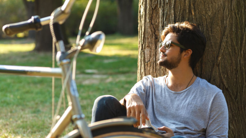 Neurologista indica mais tempo fora dos dispositivos eletrônicos (Imagem: Zoran Zeremski | ShutterStock) 