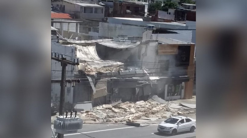 Parte de um prédio comercial desabou, nesta segunda-feira, 10, na Zona Sul de Recife