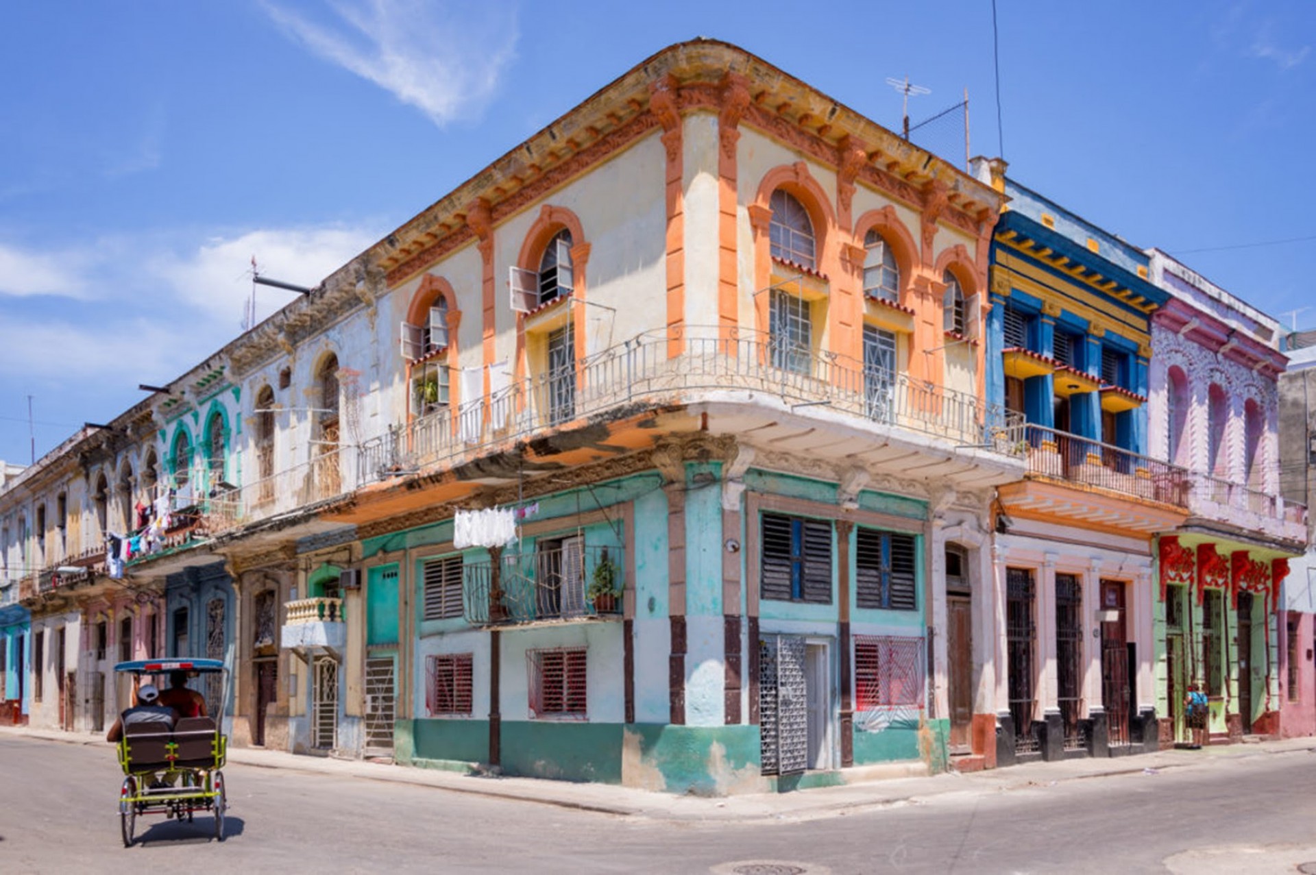 Havana é a capital e o principal centro turístico e cultural de Cuba. Valiosa não só por seus espaços históricos como a Fortaleza de San Carlos de la Cabaña - a maior construída pela Espanha na América - e a Igreja da Rainha, em Havana, arte e cultura se misturam em todos os níveis com eventos como o Festival Internacional do Novo Cinema Latino-Americano e o Festival Internacional de Balé de Havana

 (Foto: DIVULGAÇÃO)