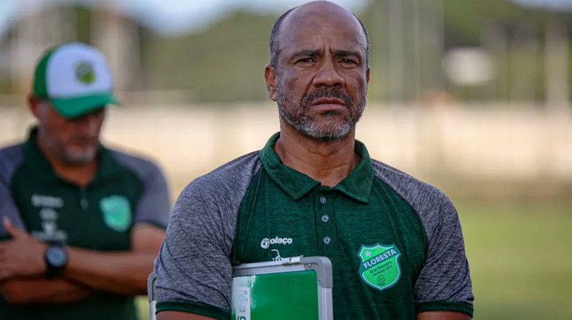 Sérgio Soares, técnico do Floresta, durante treinamento