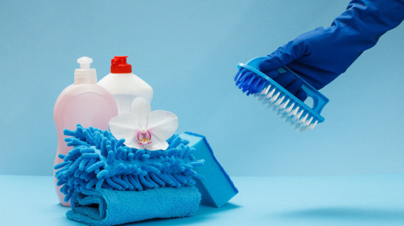 Misturar produtos de limpeza pode causar danos à saúde (Imagem: Pedal to the Stock | Shutterstock)