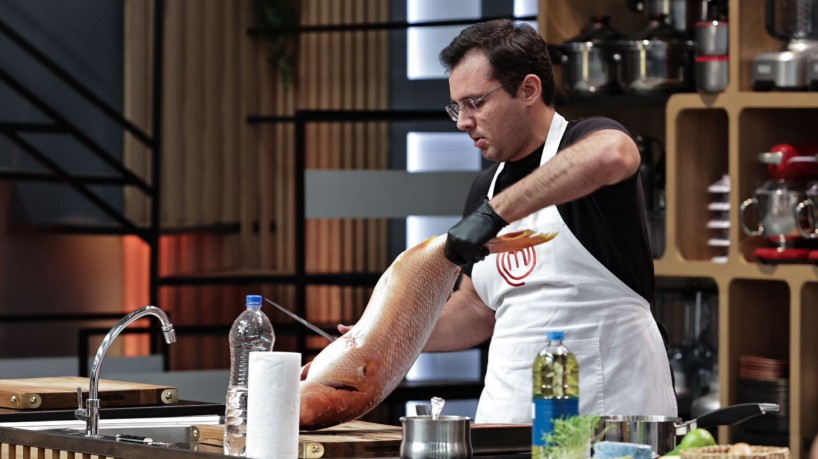 O cearense Leo Giglio está no Top 10 do MasterChef 2023 após vencer prova da semana
