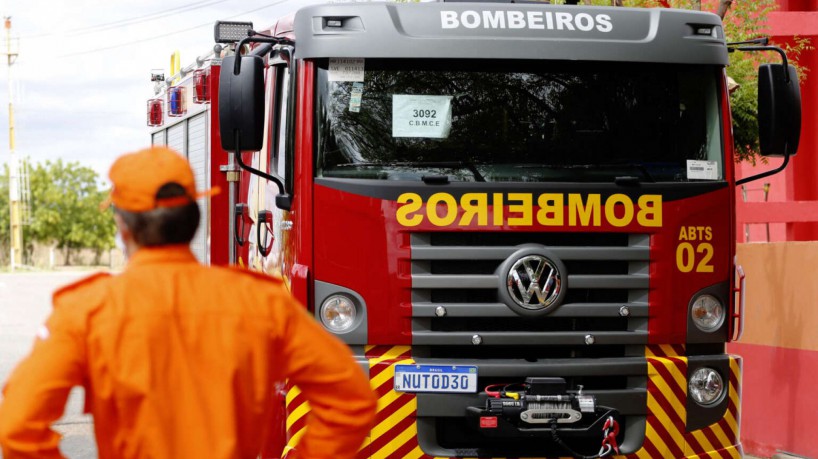 Os agentes do Corpo de Bombeiros conteram as chamas de forma completa por volta das 3h40