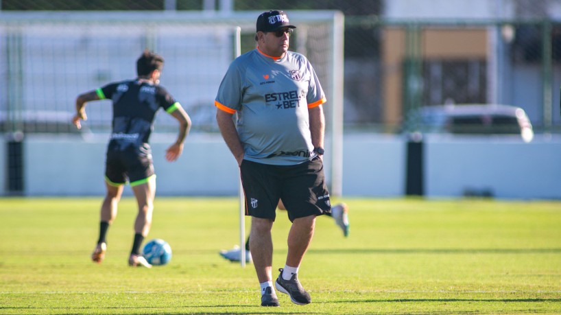 Técnico Guto Ferreira em treino do Ceará no estádio Carlos de Alencar Pinto, em Porangabuçu