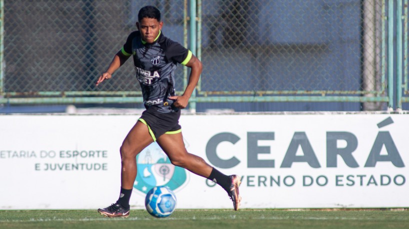 Atacante Pedrinho em treino do Ceará no estádio Carlos de Alencar Pinto, em Porangabuçu