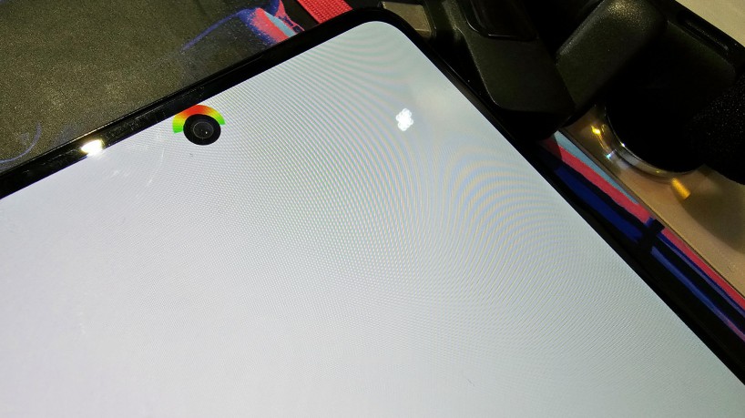 Orifício da câmera de selfies no Galaxy M54 estava levemente torto na unidade recebida para review