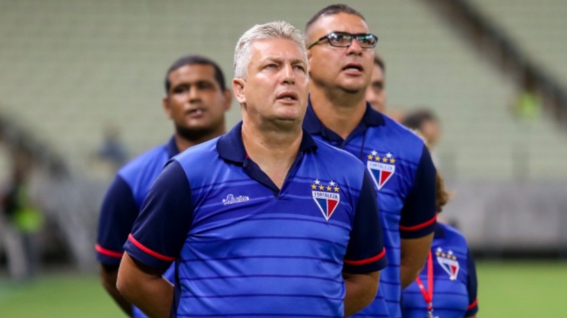 Técnico Daniel Frasson em jogo do Fortaleza no Castelão