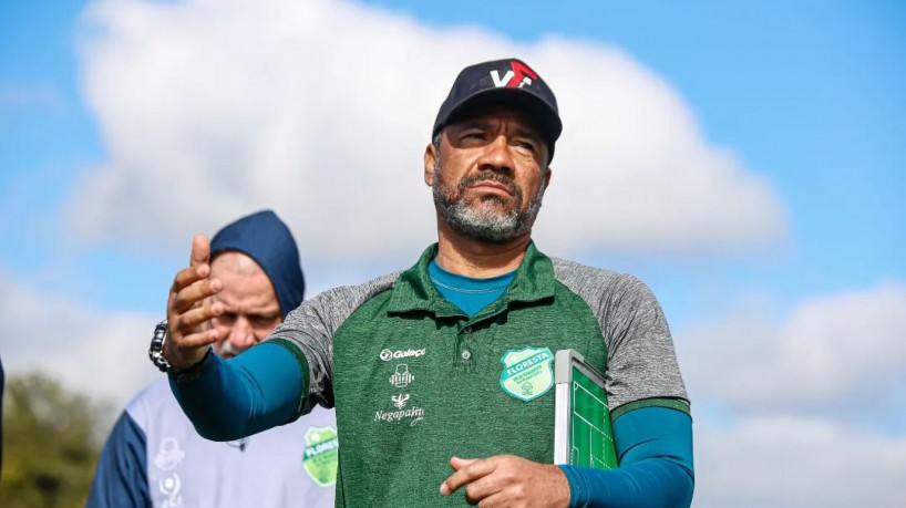 Técnico Sérgio Soares em treino do Floresta no CT do Caju, em Curitiba
