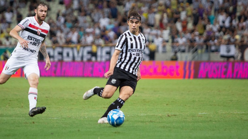 Volante Zé Ricardo no jogo Ceará x Botafogo-SP, na Arena Castelão, pelo Campeonato Brasileiro Série B 2023