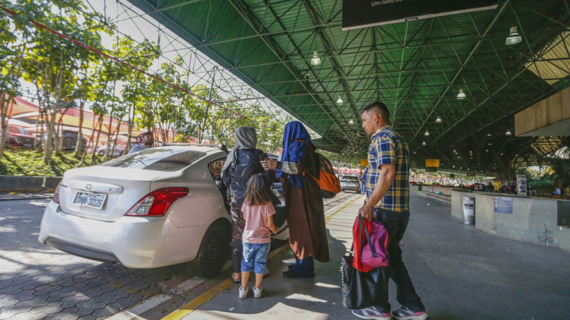 Guarulhos (SP) 17/07/2023   - Afegã gravida de nove meses (Burca cinza)),  procura atendimento no ambulatório do aeroporto que não tem condições de atende-la. Acompanhada por voluntaria procura um transporte para o Hospital das Clínicas.
Foto:Paulo Pinto/Agência Brasil
                                                            