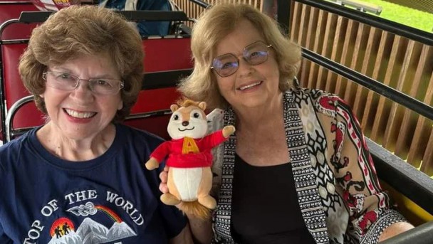 Amigas aproveitam parque de diversões 