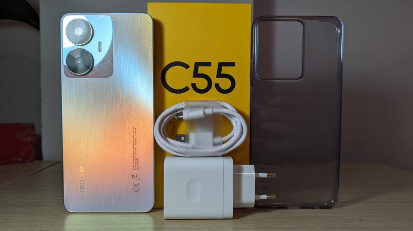 Caixa do Realme C55 inclui aparelho, cabo e carregador; capa e película devem ser compradas separadamente