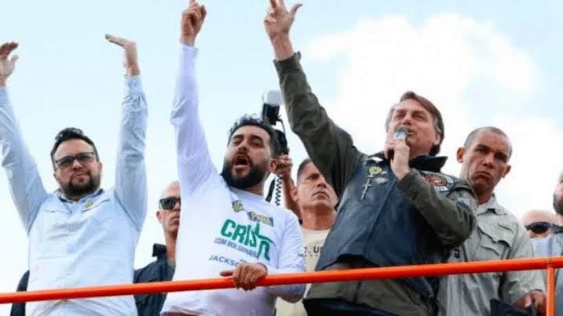 Jackson Villar, à esquerda de Bolsonaro, era um dos organizadores de motociatas em favor do ex-presidente