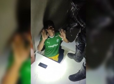 Homem foi algemado e conduzido até a delegacia da cidade 