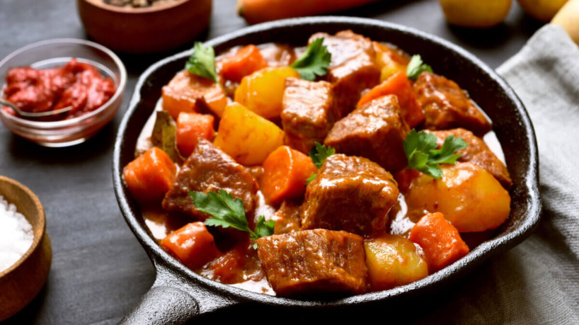 Ensopado de carne com cenoura e batata (Imagem: Tatiana Volgutova | Shutterstock)