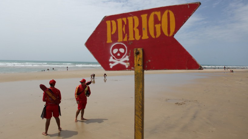 ￼PLACAS de perigo colocadas na Praia do Futuro
